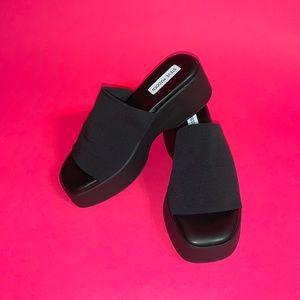 SOLD ON DEPOP Steven Madden 90’s Sandal Platform